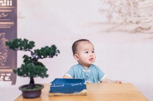 广西怀孕肚子中间凹两边凸